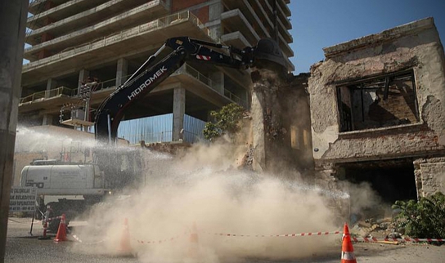 Konak’ta tehlike saçan iki binanın yıkımı gerçekleşti