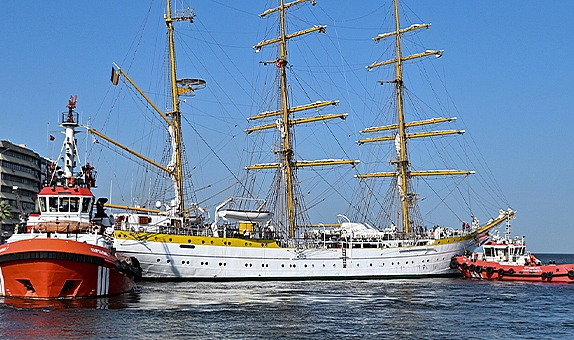 Romanya’nın yelkenli askeri eğitim gemisi İzmir’e geldi