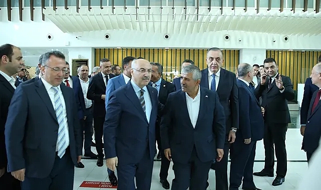 Adana Valisi olarak atanan Yavuz Selim Köşger, İzmir'den uğurlandı