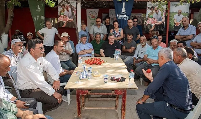 Başkan Soyer domates ve karpuz hasadına katıldı