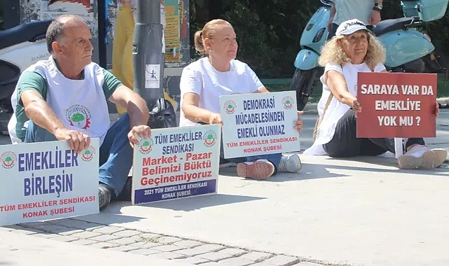 Emekliler oturma eylemiyle maaşları protesto etti… “Yaşayabileceğimiz kadar zam istiyoruz”