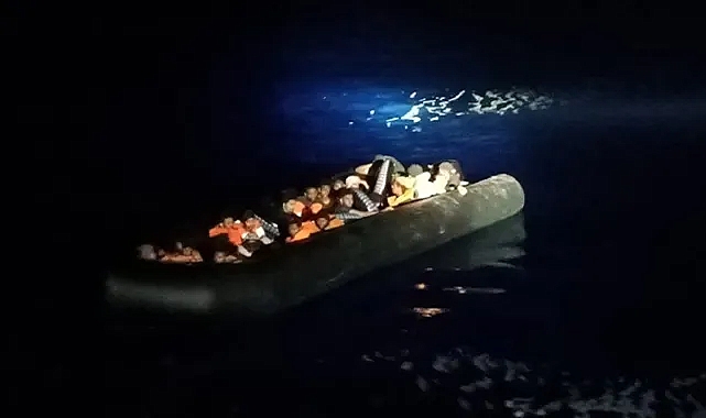 İzmir açıklarında 37 düzensiz göçmen kurtarıldı, 23 düzensiz göçmen yakalandı