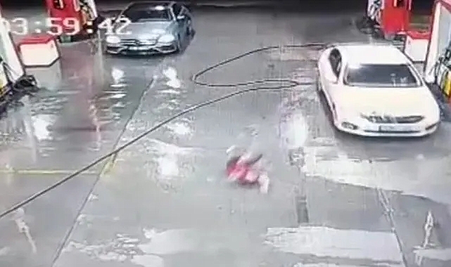 İzmir'de akaryakıt istasyonuna süratle dalan otomobil, çalışan kadına çarptı...