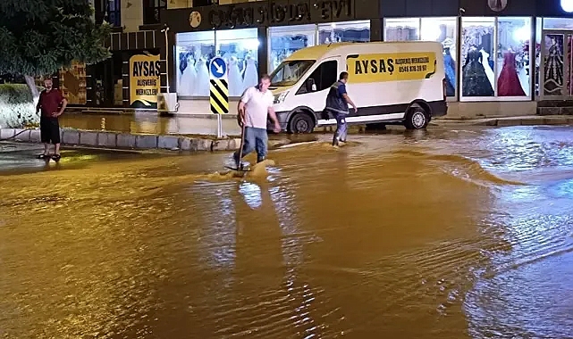 İzmir’de hareketli gece: Ana boru patladı, 2 mahalleyi su bastı