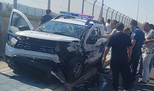 İzmir'de kontrolden çıkan araç polis aracına çarptı: 3’ü polis 5 yaralı