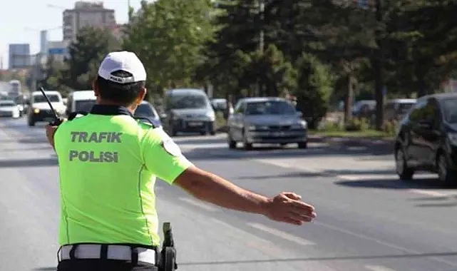 İzmir’de trafik polisleri denetimlere devam ediyor