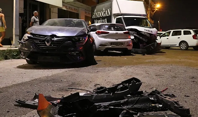 Bornova'da park halindeki 4 araca çarpan otomobilin sürücüsü yaralandı