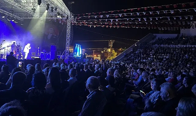 Çeşme Festivali dolu dizgin başladı! Enrico Macias büyüledi...