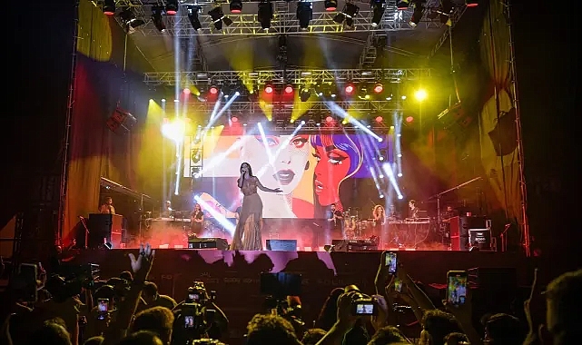 Çim Konserleri’nde Simge’den muhteşem performans
