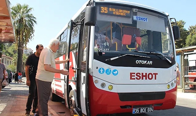 İzmir'de 65 yaş üstü vatandaşlar ücretsiz toplu taşımadan memnun