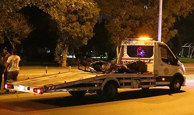 İzmir'de otomobille çarpışan motokurye hayatını kaybetti
