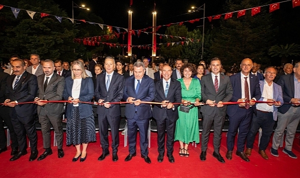 İzmir’in 92 yıllık ‘genç’ çınarından görkemli ‘Merhaba’