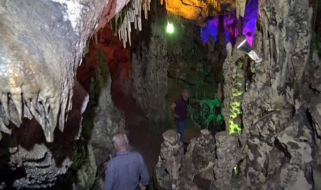 Saçı olmayan ve dökülenler Denizli'deki o mağaraya koşuyor