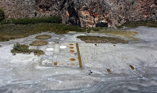 Suların çekildiği İztuzu Plajı'nda antik tuz tesisi ortaya çıktı