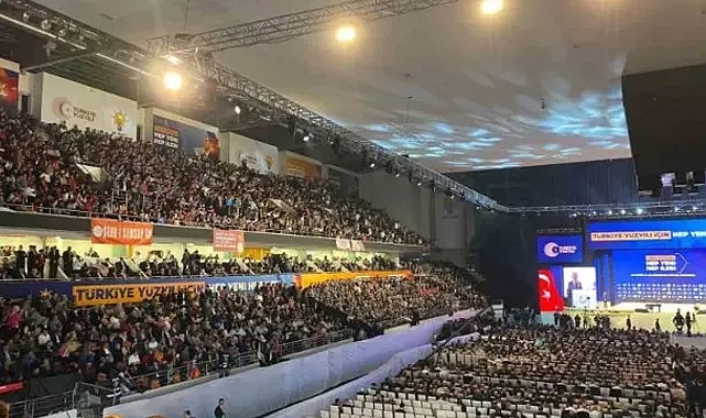 AK Parti beklenen kongreyi gerçekleştirdi, İzmir’den sürpriz isimler yönetimde yer aldı