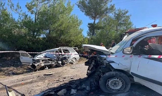 Akhisar'da feci kaza... Araçlar kağıt gibi yırtıldı!