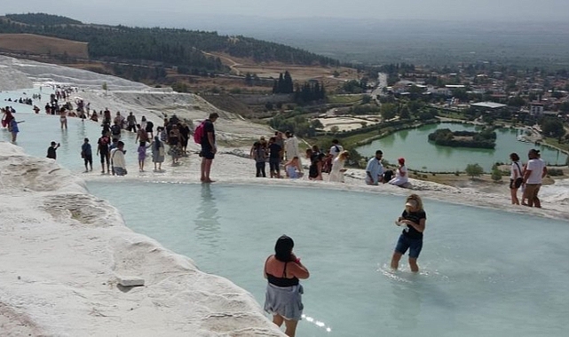 Beyaz cennet Pamukkale'ye ziyaretçi akını