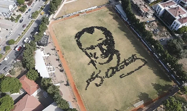 İzmir'de 4 bin öğrenci zeybek oynadı