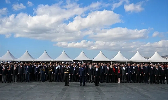 İzmir'de Cumhuriyet'in 100. yılı coşkuyla kutlanıyor