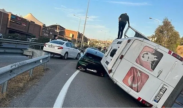 İzmir'de seyir halindeki servis aracı otomobilin üzerine devrildi: 7 yaralı