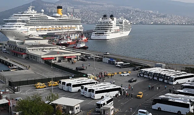 İzmir Limanı'na yanaşan iki kruvaziyerle turist hareketliliği yaşandı