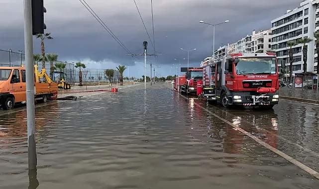 İzmir'de sel felaketi!  Ev ve iş yerlerini su bastı