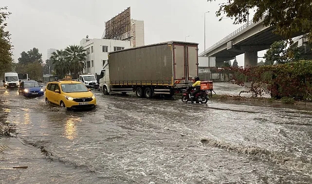 İzmir’i sağanak vurdu!