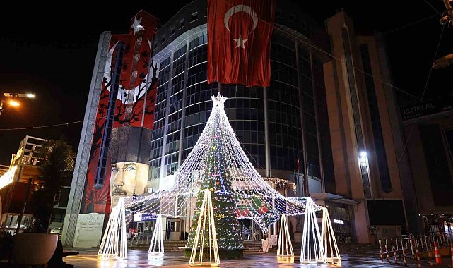 10 metrelik yılbaşı ağacını yeni yıl için süslediler
