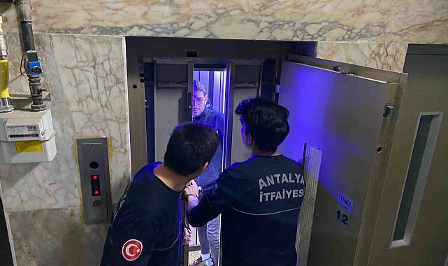 14 katlı binanın asansöründe mahsur kalan kuryeyi itfaiye kurtardı