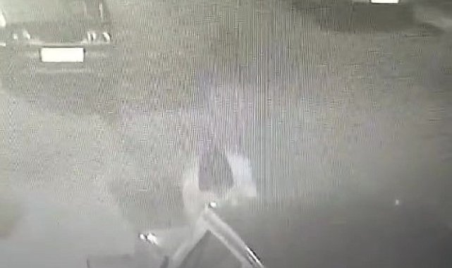 2 ayda 2 kez soyulan aracın hırsızlık görüntüsü güvenlik kameralarına yansıdı