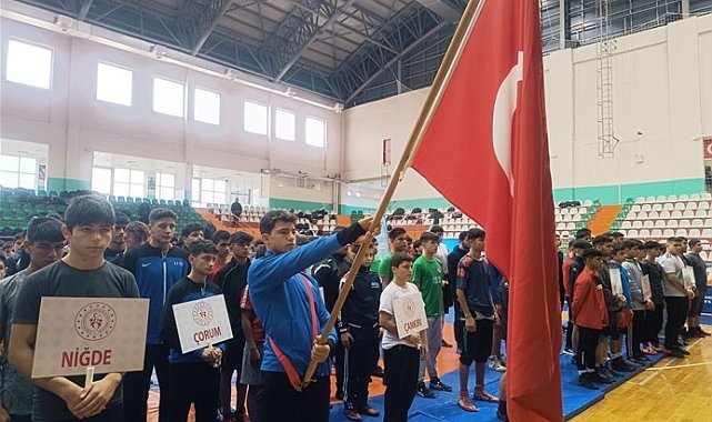 25 ilden 300 güreşçi Kırşehir'de yarışıyor