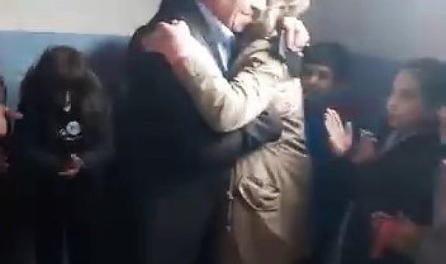 36 yıllık öğretmen gözyaşları içerisinde emekliliğe ayrıldı