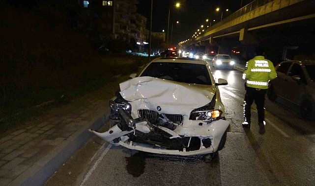 'U' dönüşü yapan otomobile arkadan çarptı:3 yaralı