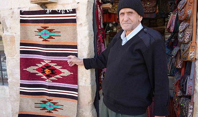 81 yaşındaki kilimci, 3 metrekarelik dükkanında teknolojiye direniyor