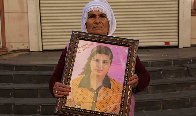 9 yıl önce 12 yaşındayken kaçırılan kızını isteyen anne oturma eylemine dahil oldu