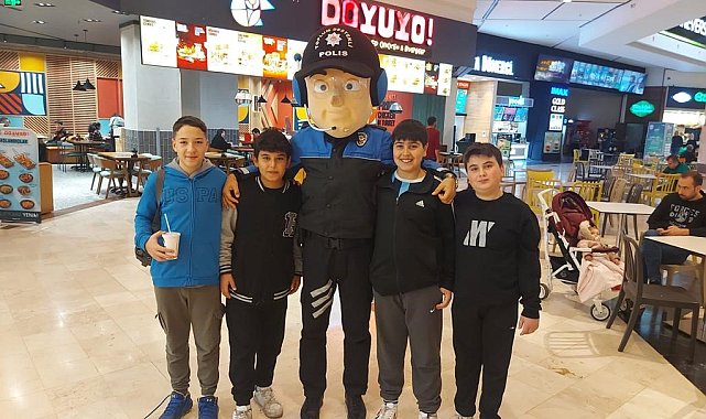 Adana polisi yılbaşı öncesi AVM'lerde vatandaşları suçlulara karşı bilgilendirdi