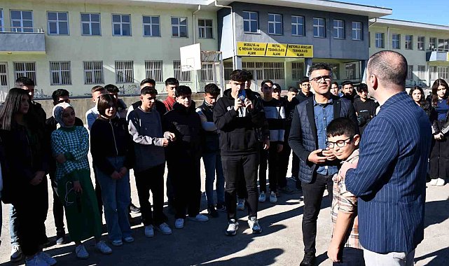 Adıyamanlı öğrenciler, depremde yanlarında olan Sivereklilere gül dağıttı