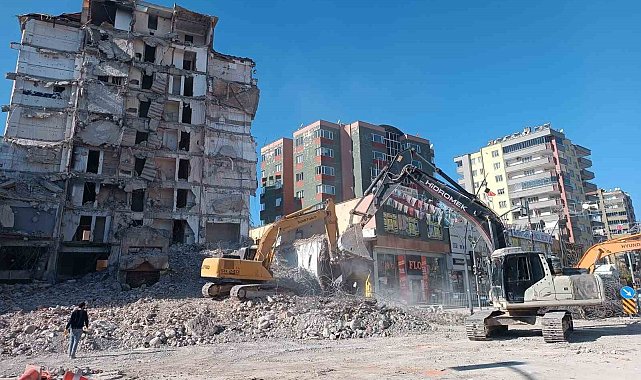 Ağır hasarlı 9 katlı bina, yıkım çalışması esnasında çöktü