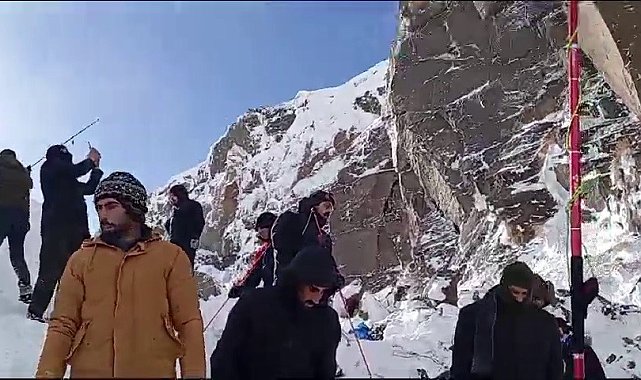 Ağrı'da kepçe devrildi: 4 ölü