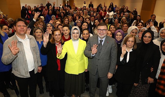AK Parti İzmir Kadın Kolları'nda devir teslim töreni