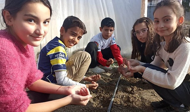 Altıntaş'ta öğrenciler yerli tohumları toprakla buluşturdu