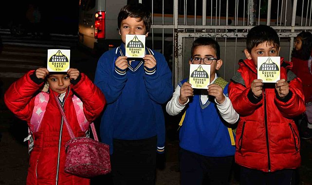 Ankara Büyükşehir Belediyesinden öğrencilere reflektörlü çıkartma ve kol bandı