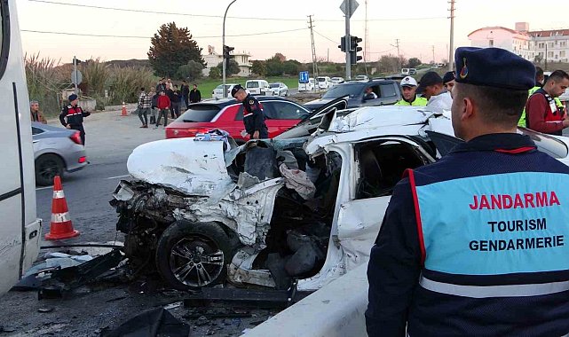 Antalya'da otel servisi ile otomobil çarpıştı: 2 ölü, 14 yaralı