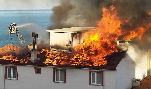 Apartmanın çatısı alevlere teslim oldu