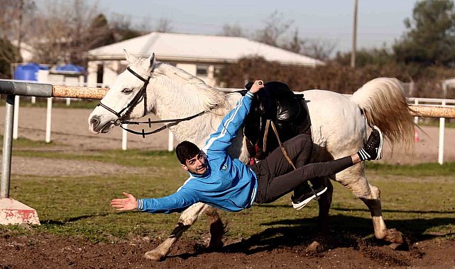 At üzerinde yaptığı tehlikeli hareketlerle yürekleri ağza getiriyor