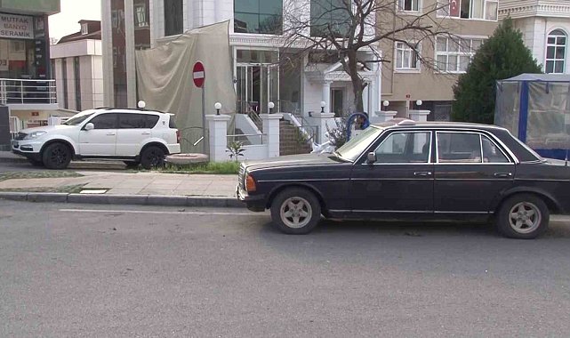 Ataşehir&#039;de otomobilin camlarına kaldırım taşı ile defalarca vurdu