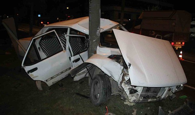 Aydınlatma direğine çarpan otomobil kağıt gibi katlandı: 3 yaralı