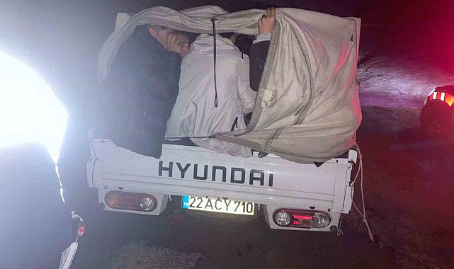 Ayvacık'ta kamyonet kasasından 31 kaçak göçmen çıktı