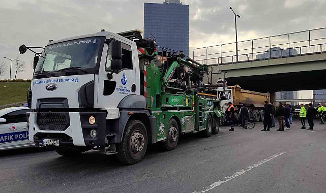 Basın Ekspres Yolu'nda zincirleme kaza: Hafriyatlar yola saçıldı