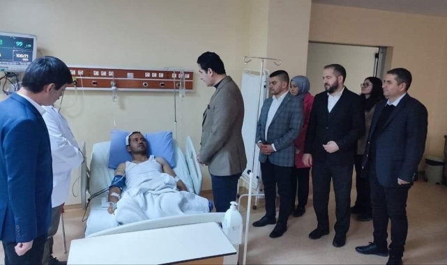 Başkan Güngör, maden kazasında yaralı olarak kurtulan işçiyi yalnız bırakmadı